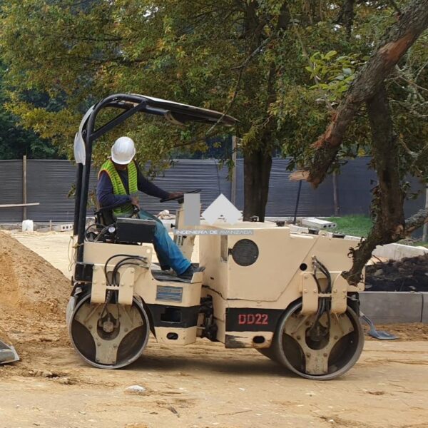 alquiler-de-vibrocompactador-maquinaria-pesada